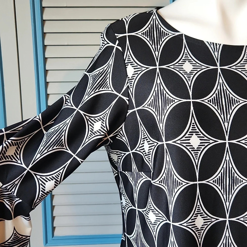 Roz & Ali Women’s Geometric Print Dress with Flare Sleeves - Picture 5 of 13